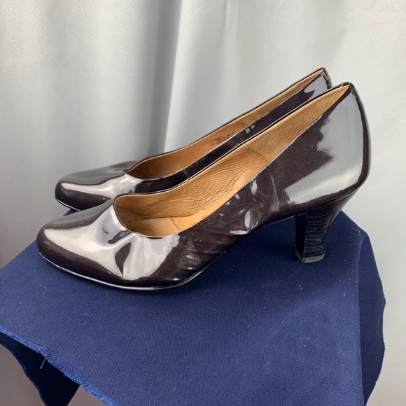 Patent lLeather Pumps - Picture 3 of 6